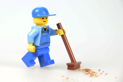 掃除する男性（レゴ）